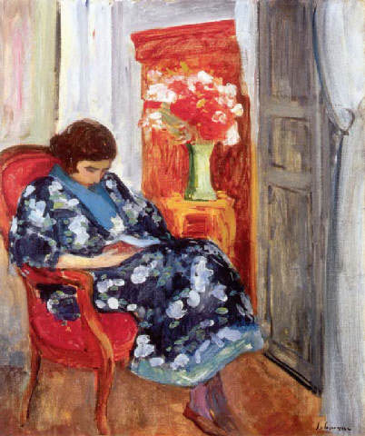 jeune femme lisant dans un interieur